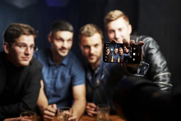 Σύγχρονο Smartphone Βγάζω Φωτογραφία Φίλοι Αναπαύονται Στην Παμπ Αλκοόλ Στα — Φωτογραφία Αρχείου