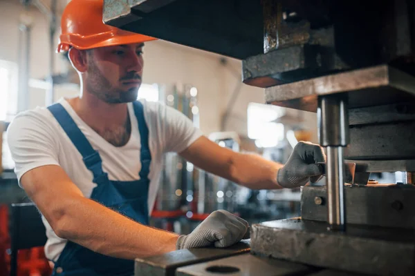 Houdt Een Stuk Metaal Vast Man Uniform Werkt Aan Productie — Stockfoto