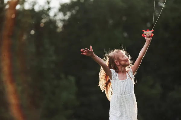 Countryside Happy Girl White Clothes Have Fun Kite Field Beautiful — Stock Photo, Image