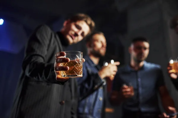Poczęcie Nocnego Życia Ludzie Dobrze Się Bawią Klubie Alkoholem Rękach — Zdjęcie stockowe
