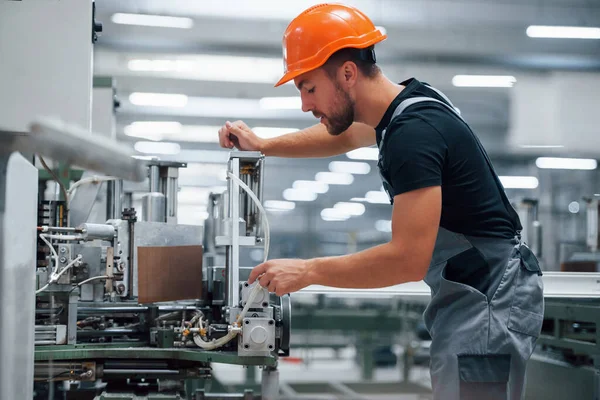 Operador Máquina Trabajador Industrial Interior Fábrica Joven Técnico Con Sombrero — Foto de Stock