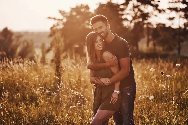 Fältet Upplyst Solljuset Vackra Unga Par Har Bra Tid Skogen — Stockfoto