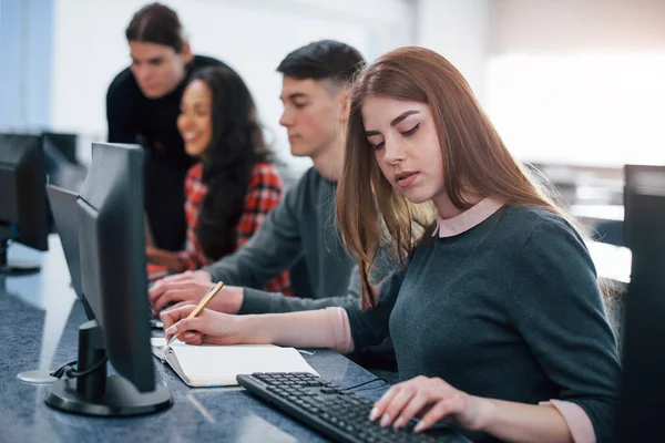 Necesito Hacer Algunos Cálculos Grupo Jóvenes Ropa Casual Que Trabajan — Foto de Stock