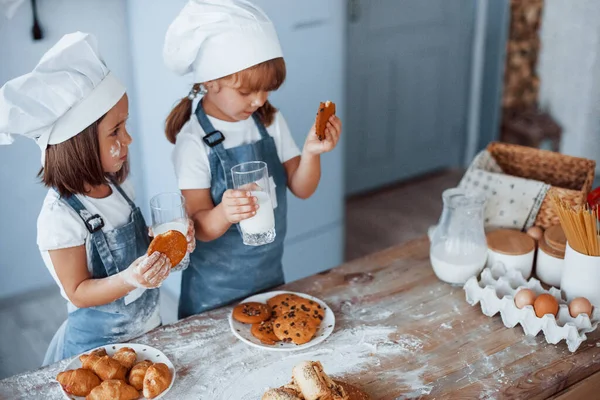 Bredd Glasögon Med Mjölk Familjebarn Vit Kock Uniform Laga Mat — Stockfoto