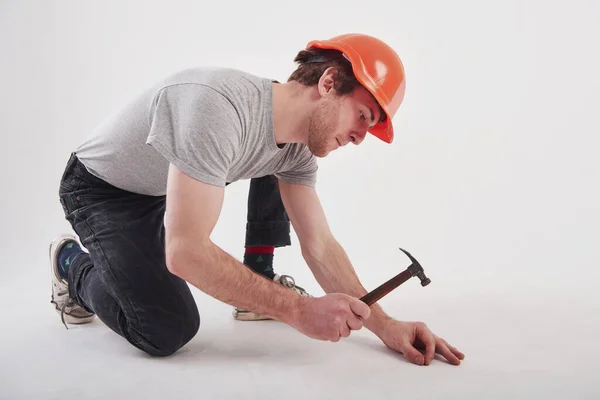 Vorsicht Mit Instrumenten Männer Lässiger Kleidung Und Orangefarbenem Hut Haben — Stockfoto