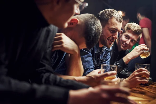 Tipo Siente Fatal Amigos Descansando Pub Con Alcohol Las Manos —  Fotos de Stock