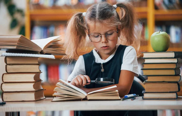 Μπροστά Χαριτωμένο Κοριτσάκι Τις Κοτσίδες Είναι Στη Βιβλιοθήκη Apple Στα — Φωτογραφία Αρχείου
