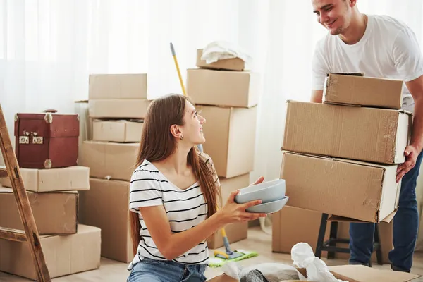 Desempacando Cajas Alegre Pareja Joven Nuevo Apartamento Concepción Movimiento — Foto de Stock