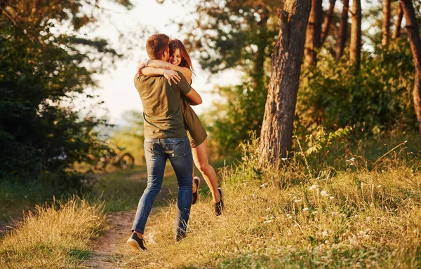 爱上对方了这对年轻漂亮的夫妇白天在森林里玩得很开心 — 图库照片