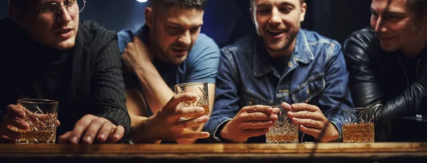 Vista Frontal Amigos Descansando Pub Con Alcohol Las Manos Tener —  Fotos de Stock