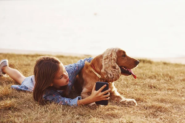 Quente Calmo Menina Bonito Ter Uma Caminhada Com Seu Cão — Fotografia de Stock