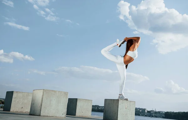 Цементном Кубе Снимок Спортивной Женщины Занимающейся Фитнес Упражнениями Возле Озера — стоковое фото