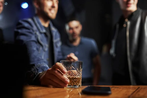 Foto Mirata Amici Bar Uomo Tiene Bicchiere Con Whisky — Foto Stock