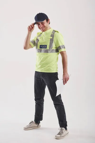 Gute Laune Polizist Grüner Uniform Steht Vor Weißem Hintergrund Studio — Stockfoto
