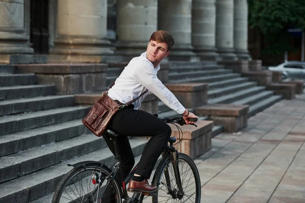 Genç Başarılı Siyah Bisikletli Resmi Giysili Bir Işadamı Şehirde — Stok fotoğraf