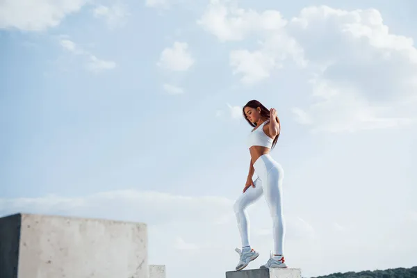 Contra Cielo Azul Posando Para Cámara Joven Mujer Fitness Con — Foto de Stock