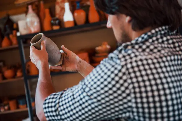 Jonge Keramist Houdt Verse Handgemaakte Pot Hand Kijkt Naar Resultaten — Stockfoto