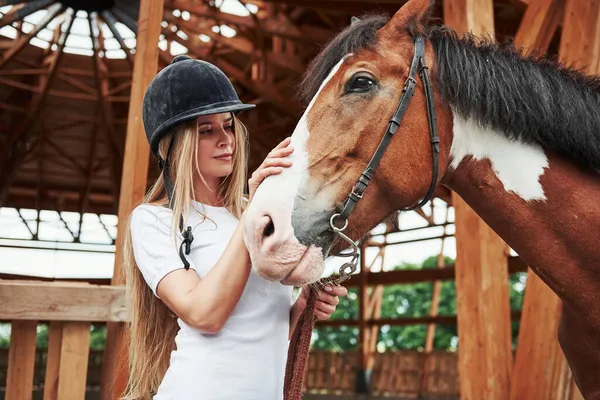 Melena Negra Mujer Feliz Con Caballo Rancho Durante Día —  Fotos de Stock