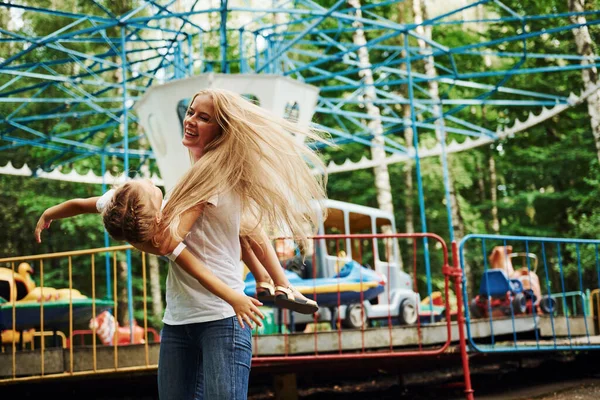 Vidám Kislány Anyja Jól Érzi Magát Parkban Együtt Közelében Látnivalók — Stock Fotó