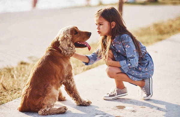 Humor Juguetón Linda Niña Pequeña Tiene Paseo Con Perro Aire —  Fotos de Stock