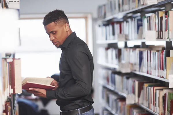 Bonne Lumière Naturelle Homme Afro Américain Dans Bibliothèque Recherche Informations — Photo