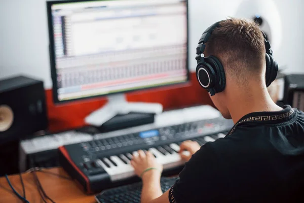 Sound Engineer Headphones Working Mixing Music Indoors Studio — Stock Photo, Image