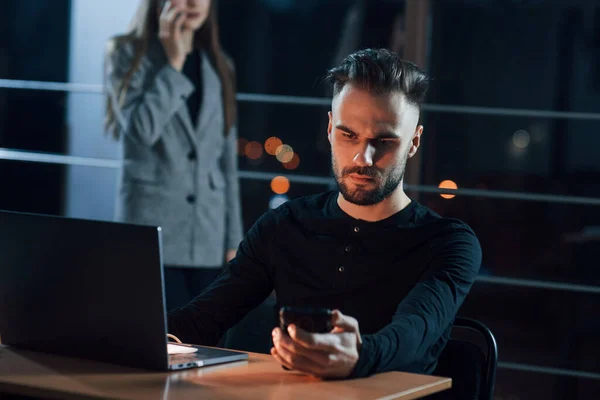 Väntar Samtalet Teamet Unga Affärsmän Arbetar Med Sitt Projekt Nattetid — Stockfoto