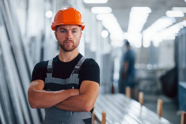 Staat Met Gekruiste Armen Portret Van Mannelijke Industriële Werknemer Binnen — Stockfoto