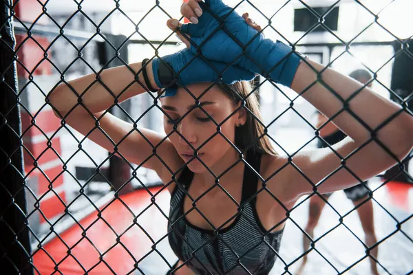 Eine Pause Einlegen Sportlerin Boxring Hat Übung Den Zaun Gelehnt — Stockfoto