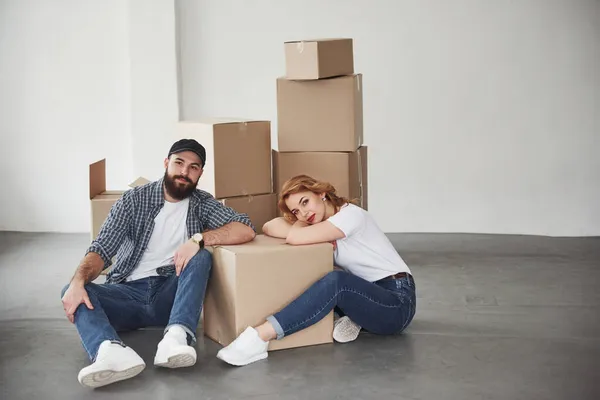 Mirando Directamente Cámara Una Pareja Feliz Nueva Casa Concepción Movimiento —  Fotos de Stock