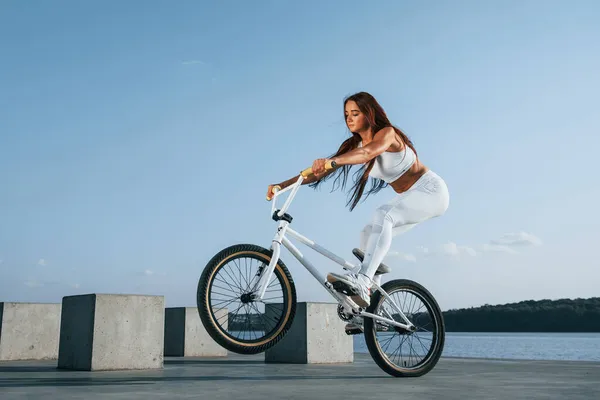 女骑手白天在湖边骑自行车 穿着运动服的健康妇女 — 图库照片