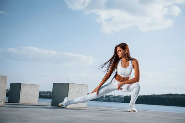 Cvičení Nohy Zastřelen Sportovní Žena Dělá Fitness Blízkosti Jezera Dne — Stock fotografie