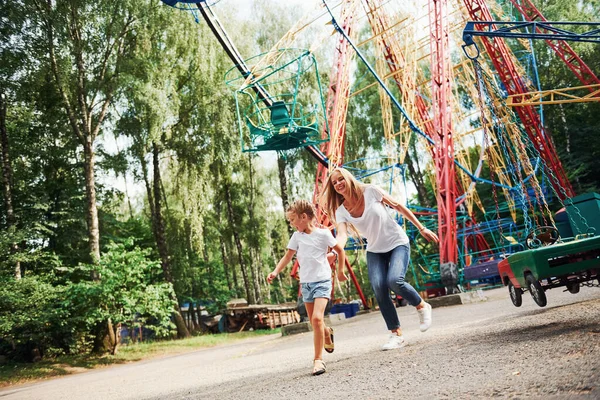 Correr Jogar Menina Alegre Sua Mãe Ter Bom Tempo Parque — Fotografia de Stock