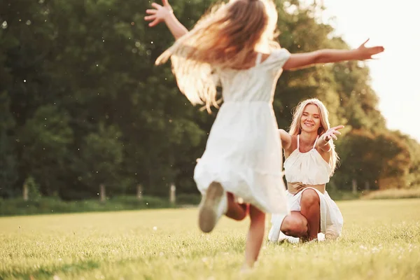 Extrañé Mucho Madre Hija Disfrutando Fin Semana Juntos Caminando Aire — Foto de Stock