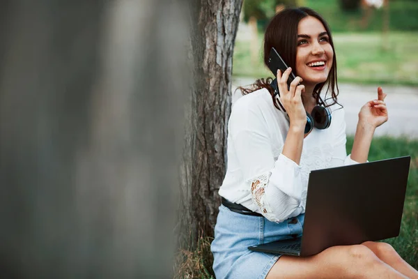 Gesprek Voeren Telefoon Jonge Vrouw Hebben Weekend Zit Het Park — Stockfoto