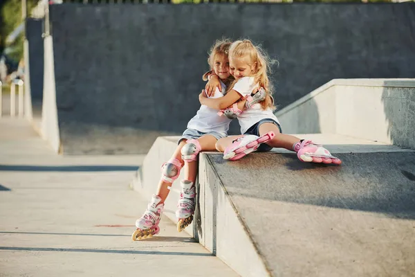 Ramp Extreme Sports Two Little Girls Roller Skates Outdoors Have — Stock Photo, Image