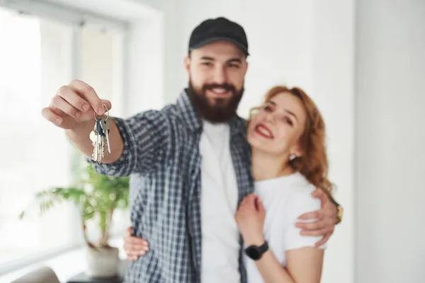Håller Nycklarna Glada Par Sitt Nya Hus Begreppet Flytt — Stockfoto
