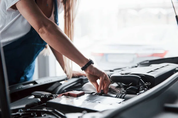 Sur Beau Travail Voiture Femme Accro Réparations Voiture Noire Intérieur — Photo