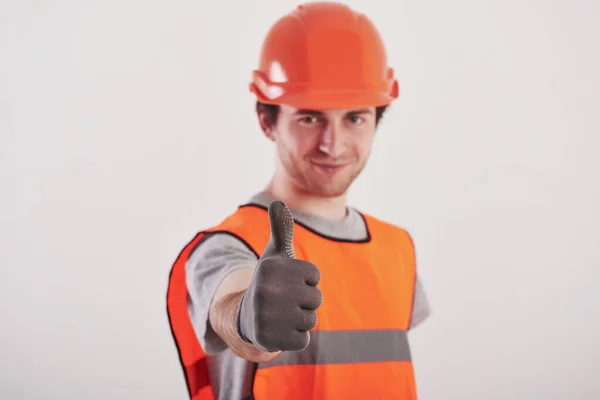 Den Handschuhen Mann Orangefarbener Uniform Steht Vor Weißem Hintergrund Atelier — Stockfoto