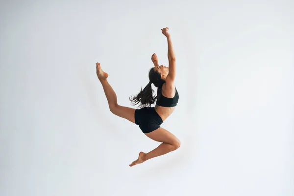 Роблячи Божевільні Трюки Молода Спортивна Жінка Чорному Одязі Тонким Типом — стокове фото