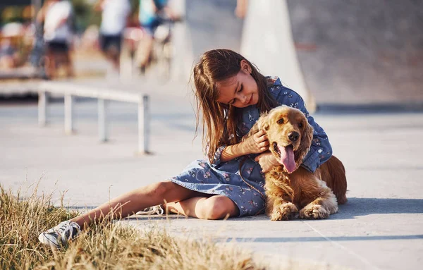 Abrazando Mascota Linda Niña Pequeña Tiene Paseo Con Perro Aire — Foto de Stock