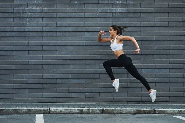 Corriendo Rápido Joven Morena Deportiva Con Forma Cuerpo Delgado Contra — Foto de Stock