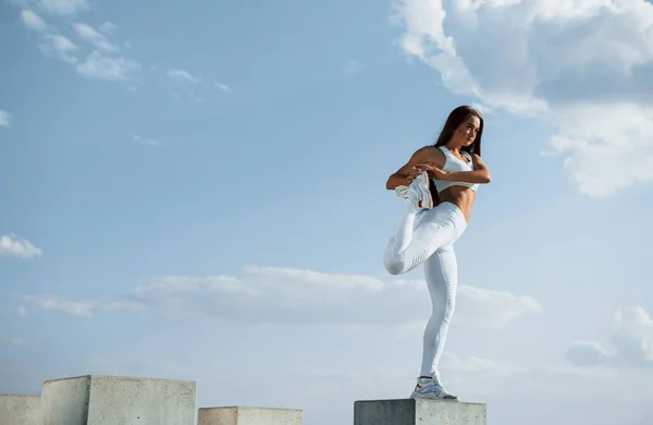 Στον Κύβο Τσιμέντου Πυροβολισμός Αθλητική Γυναίκα Κάνει Ασκήσεις Γυμναστικής Κοντά — Φωτογραφία Αρχείου