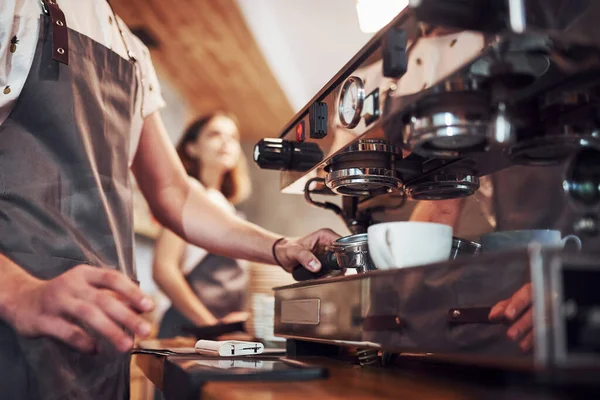 Processo Fazer Bebida Fresca Com Máquina Dois Jovens Trabalhadores Café — Fotografia de Stock