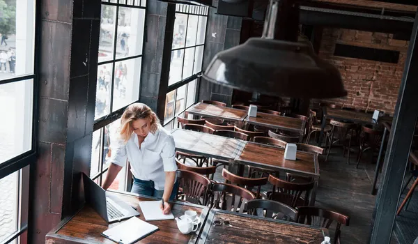 Psicólogo Ocupado Mujer Negocios Con Pelo Rubio Rizado Interior Cafetería —  Fotos de Stock