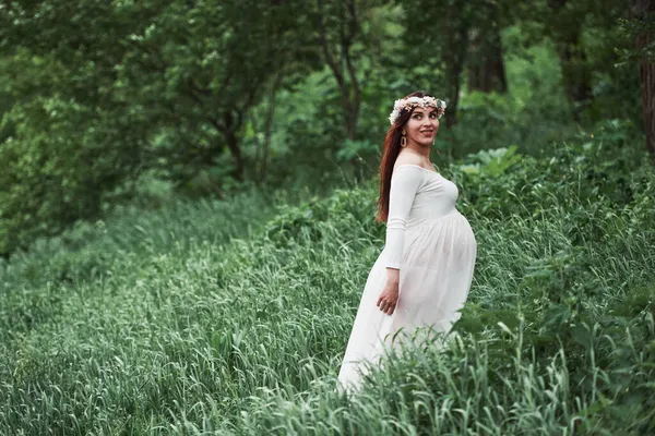 Het Bos Mooie Zwangere Vrouw Jurk Hebben Een Wandeling Buiten — Stockfoto