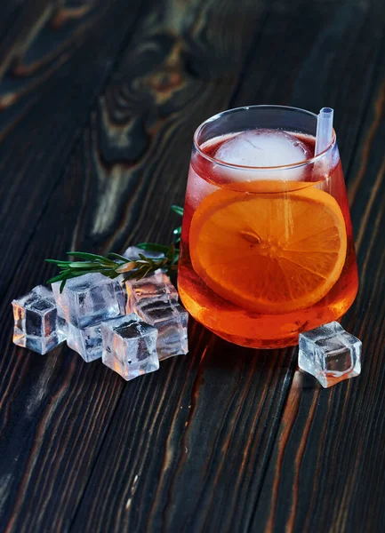 Nehmen Sie Ihren Drink Cocktail Ist Fertig Auf Dem Holztisch — Stockfoto