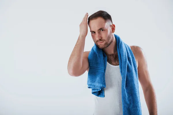 Schoonheid Van Mens Guy Met Blauwe Handdoek Staat Tegen Witte — Stockfoto