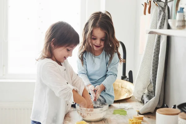Próbują Odtworzyć Czego Ich Uczono Przedszkolaki Uczą Się Gotować Mąką — Zdjęcie stockowe