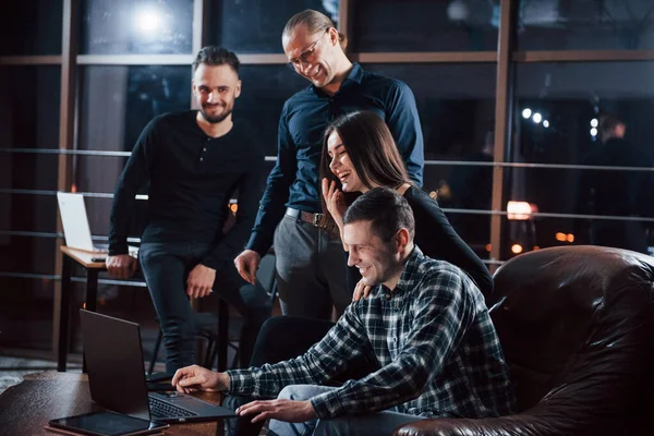 Gott Och Positivt Humör Teamet Unga Affärsmän Arbetar Med Sitt — Stockfoto